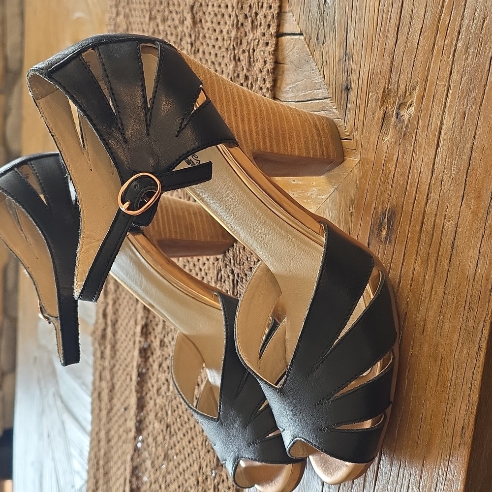 Gorgeous SEYCHELLES leather Strappy Heels 8.5